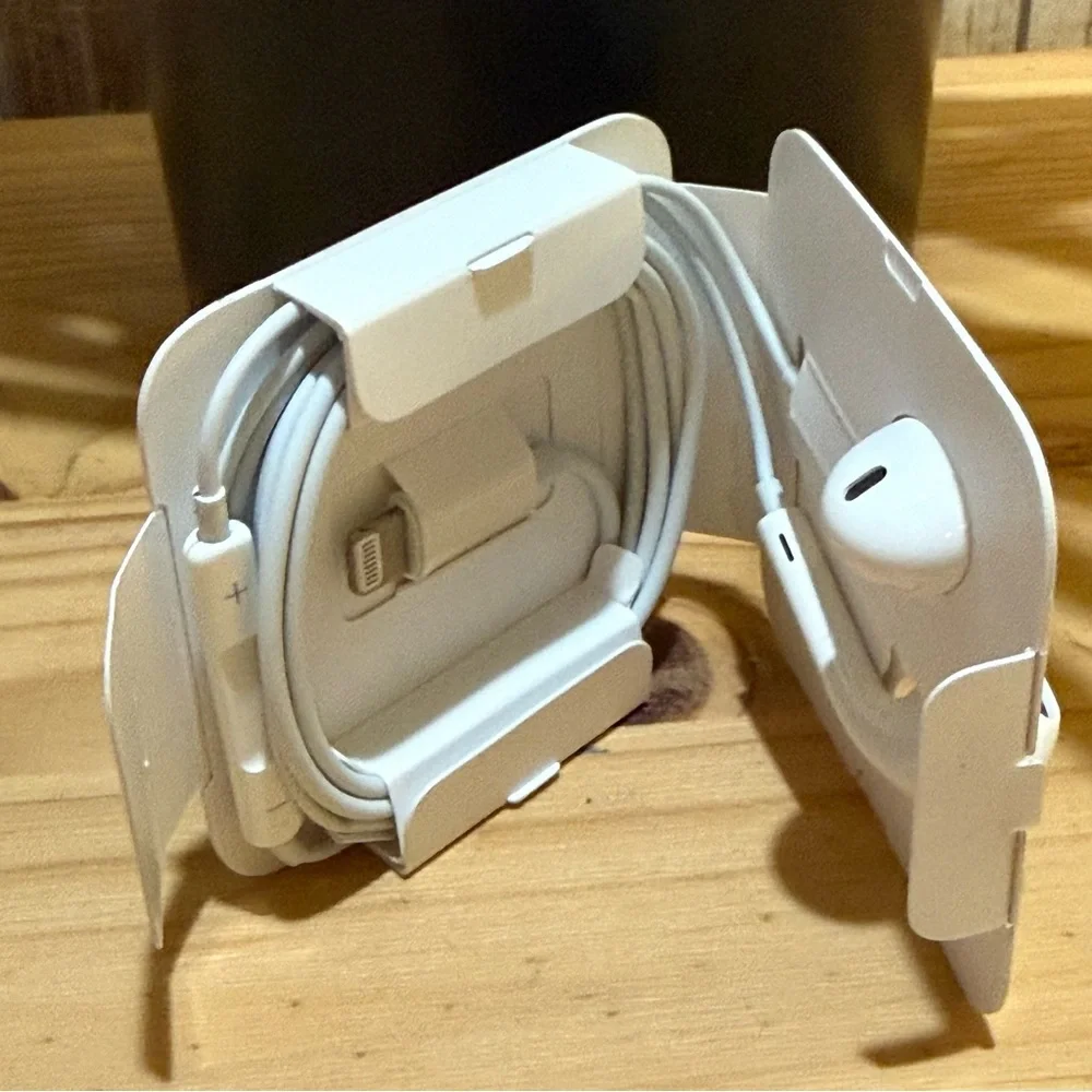 Apple premium earbuds